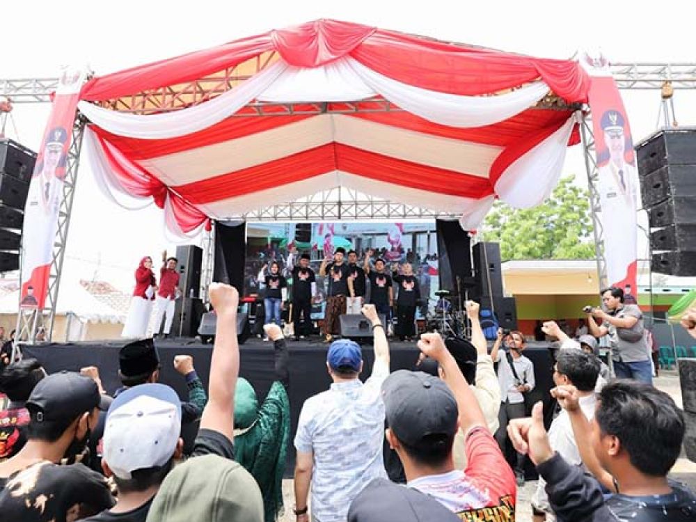 Masyarakat desa se-Madura Raya yang tergabung dalam relawan Desa untuk Ganjar (Des Ganjar) di Rest Area Santri Mart, Desa Aeng Tabar, Tanjung Bumi, Kabupaten Bangkalan, Jawa Timur, menggelar deklarasi dukungan untuk Ganjar Pranowo Capres 2024, Sabtu (22/1