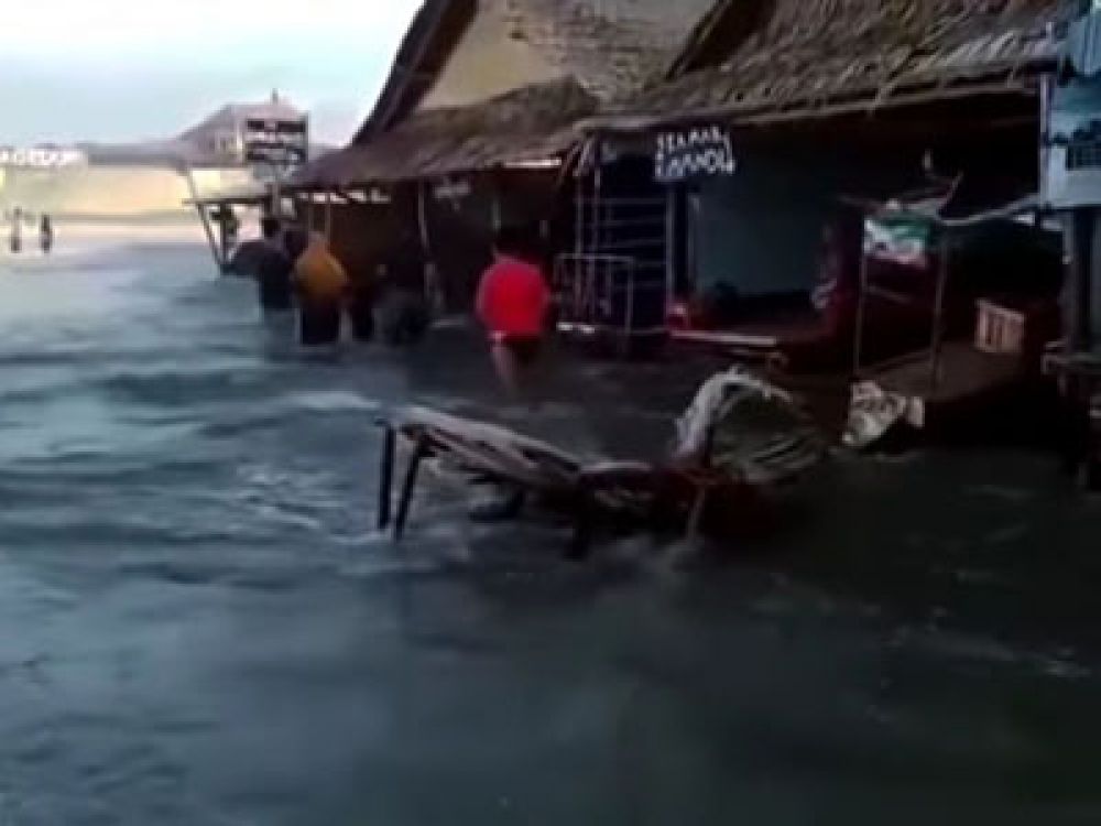 Kondisi Air Laut di Pantai Bagedur Kabupaten Lebak.