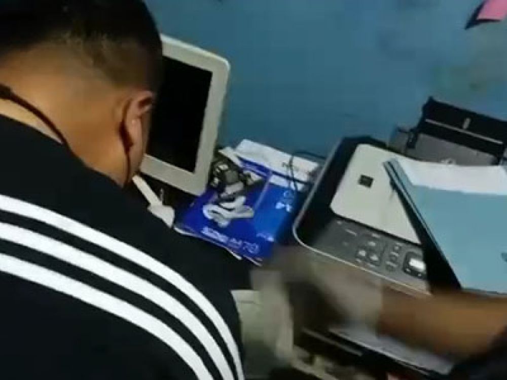 Petugas saat melakukan penggeledahan.