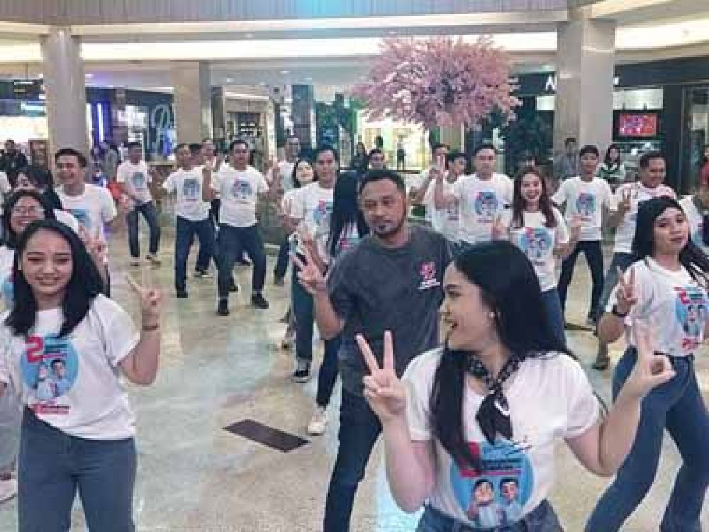 Gen Z PSI Jatim  Flash Mob Goyang Gemoy di Surabaya