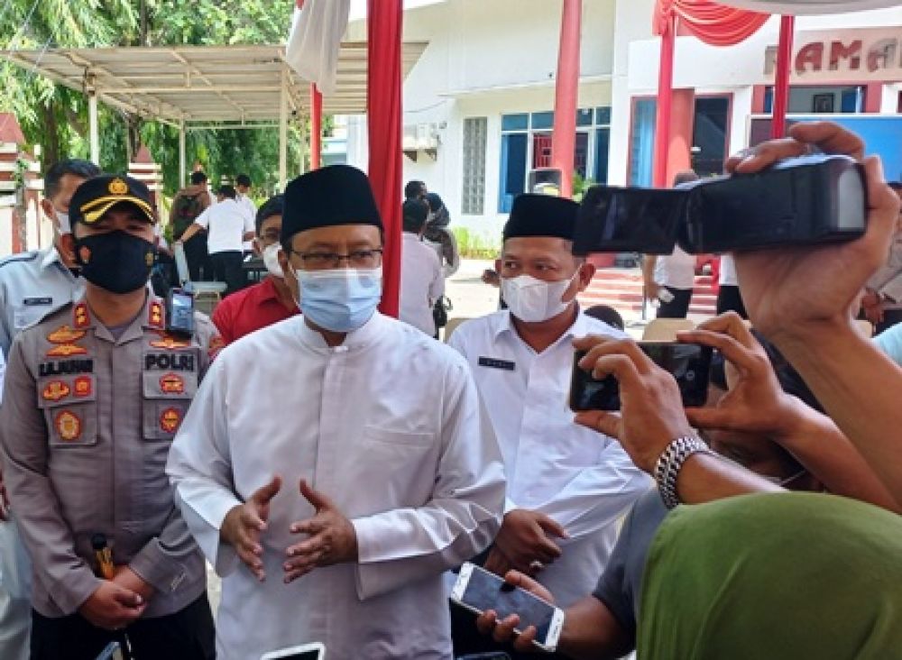 Gus Ipul Beri 150 Ribu Masker ke Warga Pasuruan