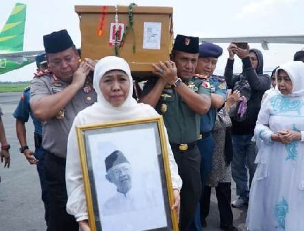 Khofifah Menyambut Jenazah Gus Sholah