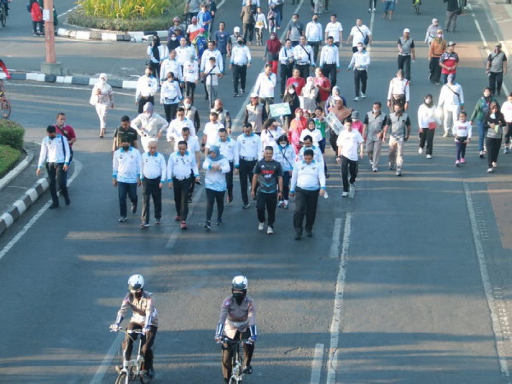 Ditlantas Polda Jatim menggelar jalan sehat bersama pelajar dan warga dalam rangka jelang perayaan HUT Lalu Lintas ke-67.