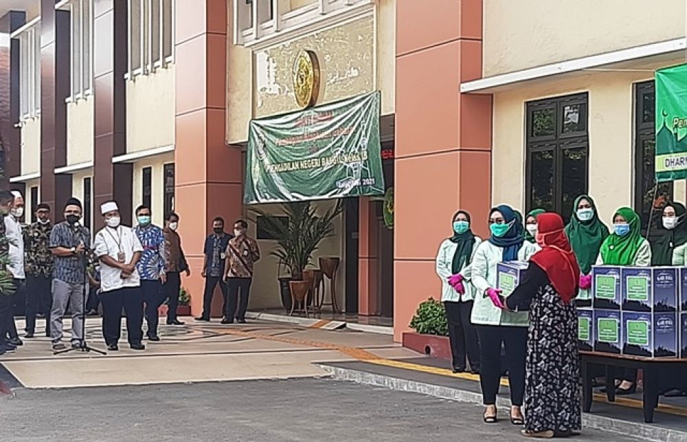 Hakim PN Bangil Patungan Bantu Warga Sekitar