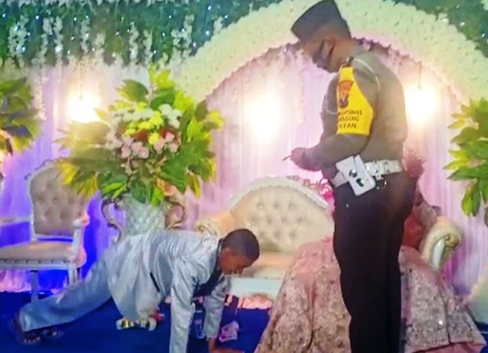 Polisi Hukum Push Up Pengantin Pria di Pasuruan