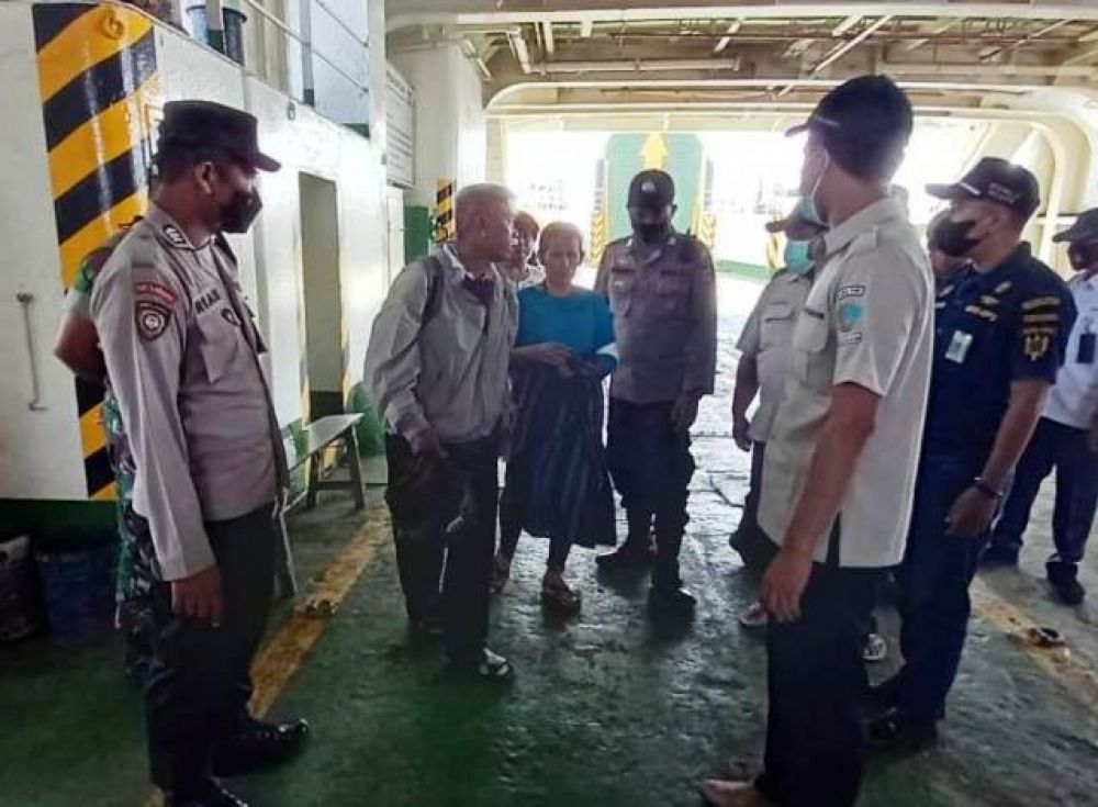 (kaos biru) Korban IS selamat 