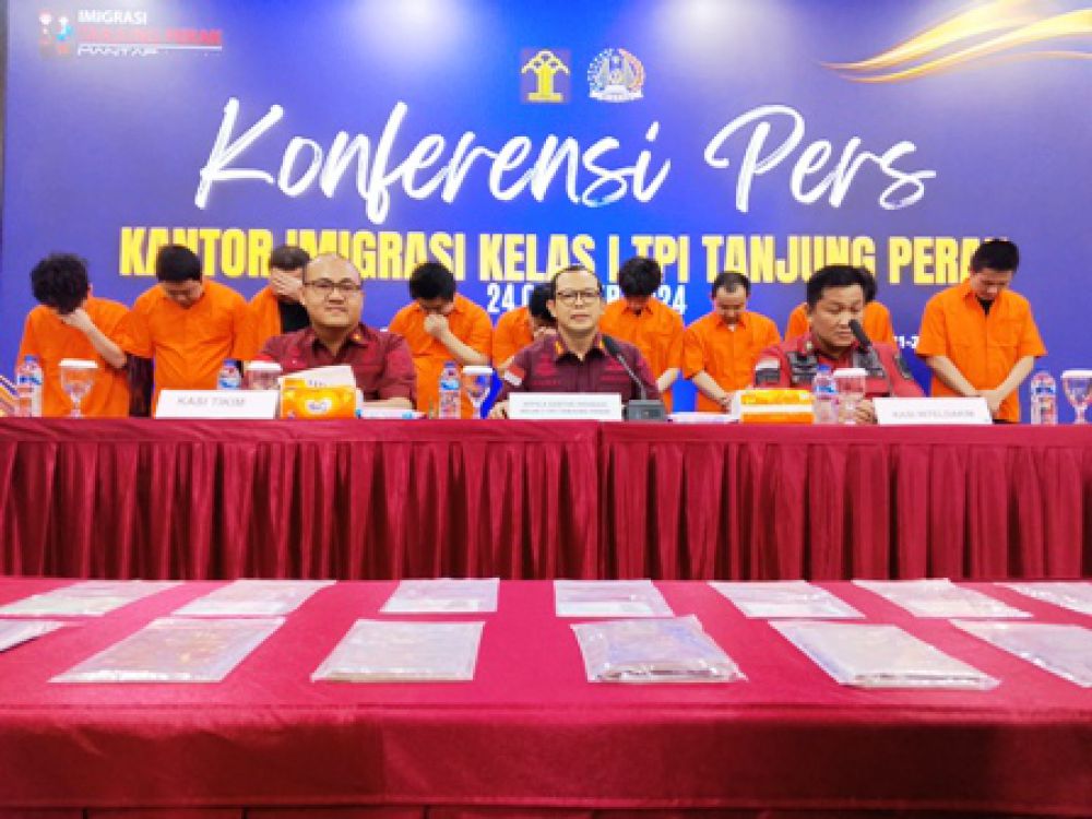 Imigrasi Tanjung Perak Pulangkan 10 WNA Penjahat