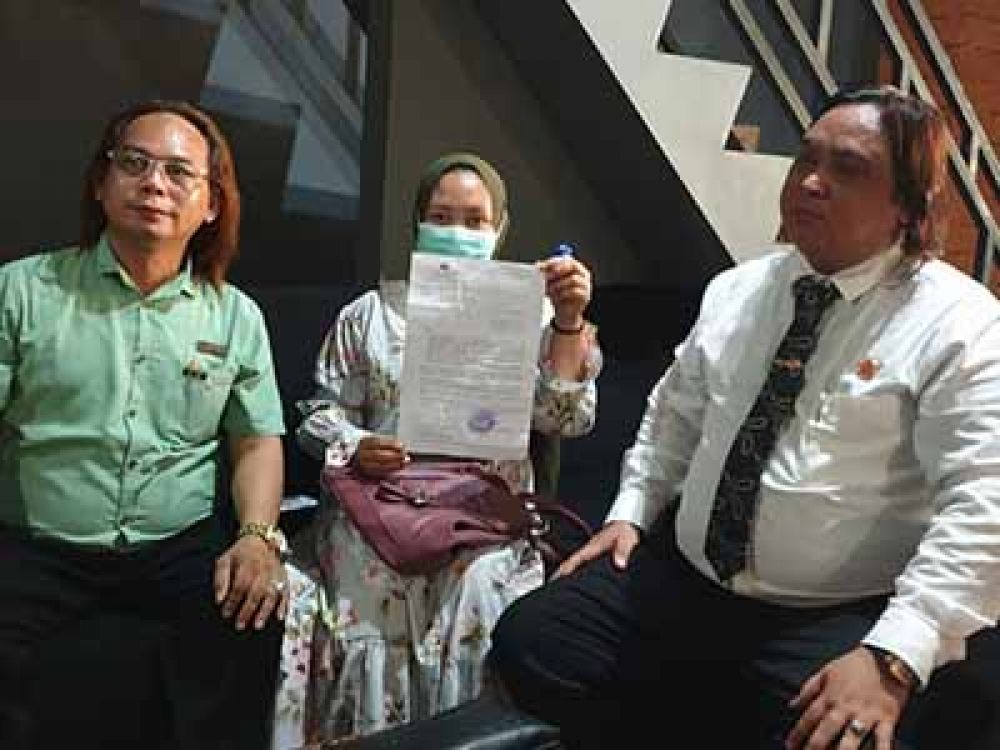 Kuasa Hukum Sukardi (kiri) dan Dodik Firmansyah (kanan), saat mendampingi Ita Nurul Ni’Mah (tengah), ibu Alif di rumahnya, di Desa Rowotamtu, Kecamatan Rambipuji, Jember.