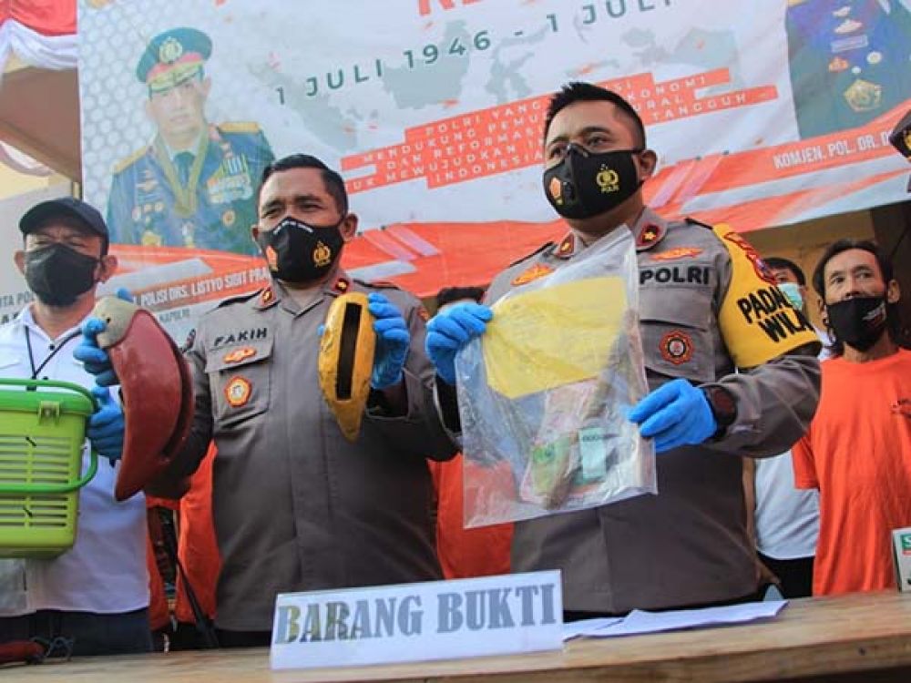 Kapolsek Tambaksari, Kompol Ari Bayu Aji (kanan), didampingi Kasi Humas Polrestabes Surabaya, Kompol Muchamad Fakih (kiri), saat merilis hasil tangkapannya di halaman Mapolsek Tambaksari, Senin (25/07/2022).