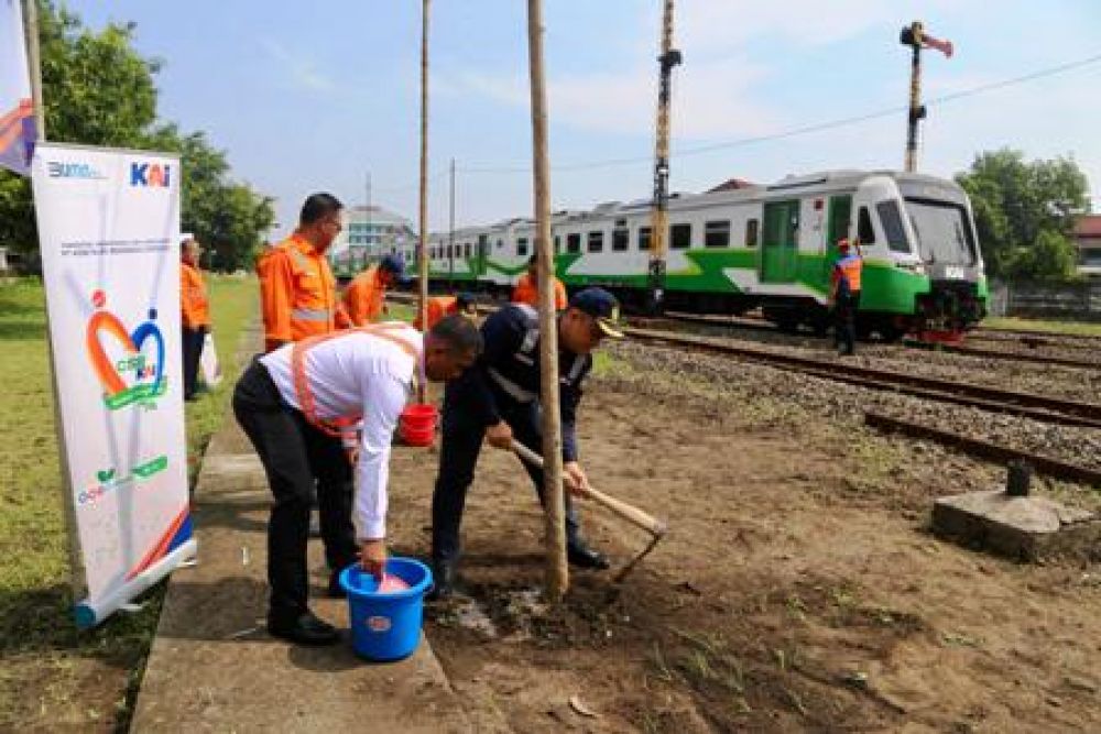 KAI Daop 8 Kampanye Gerakan Satu Juta Pohon