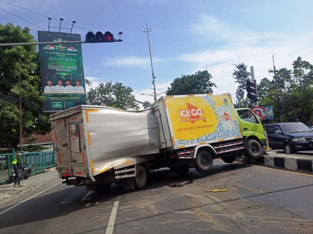 Kecelakaan Beruntun di Jalan Jenggolo Sidoarjo