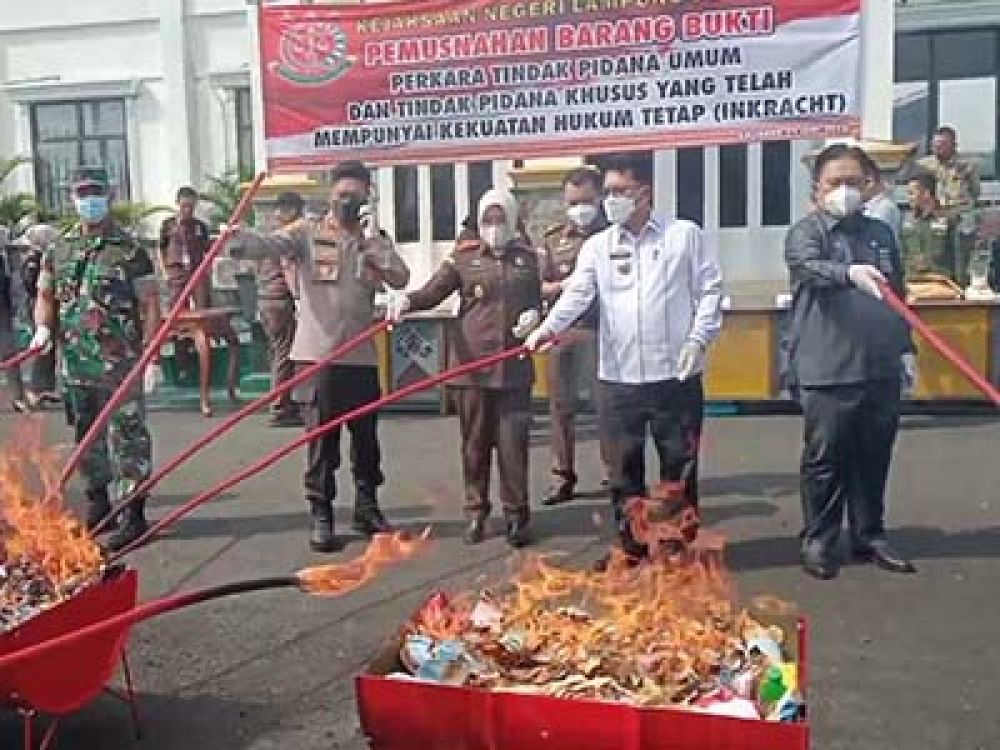 Barang Bukti Rokok Ilegal, Narkoba dan Organ Satwa Dilindungi dimusnahkan oleh Kejaksaan Negeri Lampung Selatan, Provinsi Lampung, Rabu, 22 Juni 2022.