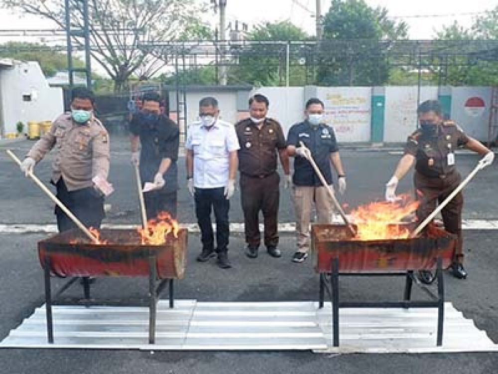 Kejari Surabaya Musnahkan Bukti Narkoba