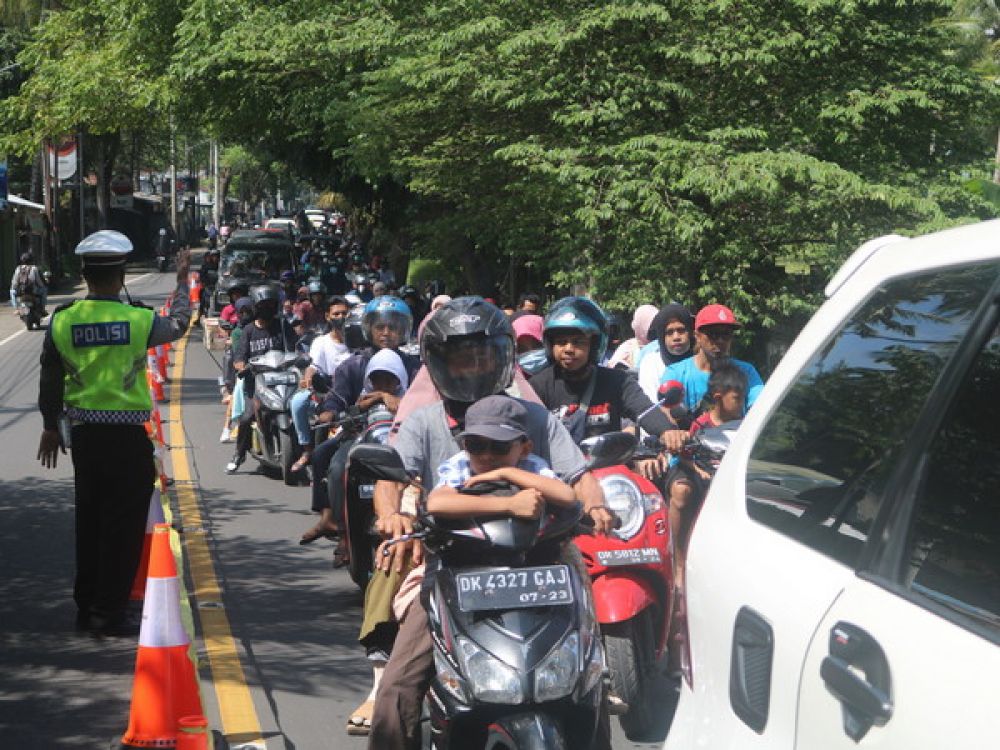Kondisi macet saat perayaan lebaran Topat di Batu Layar.