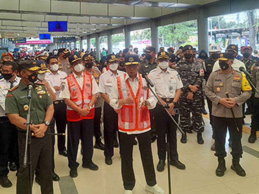 Menhub Budi Karya Sumadi tinjau stasiun Pasar Senen.