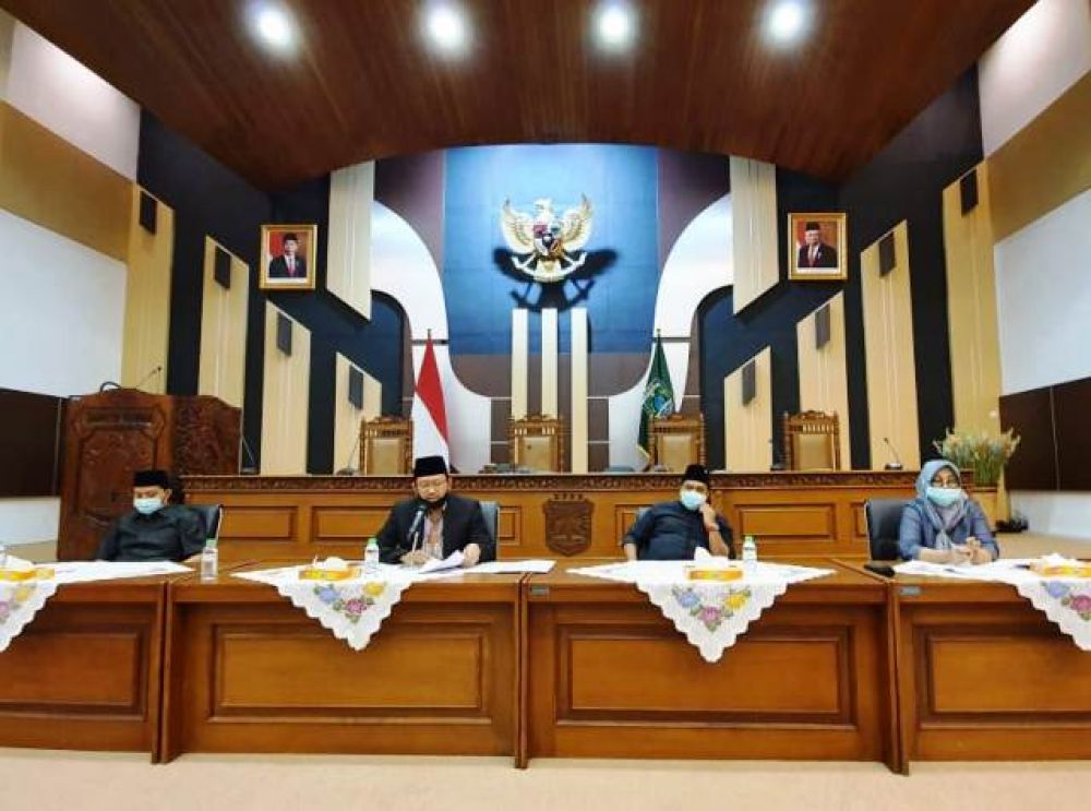 Ketua DPRD Pasuruan Bacakan Putusan BK