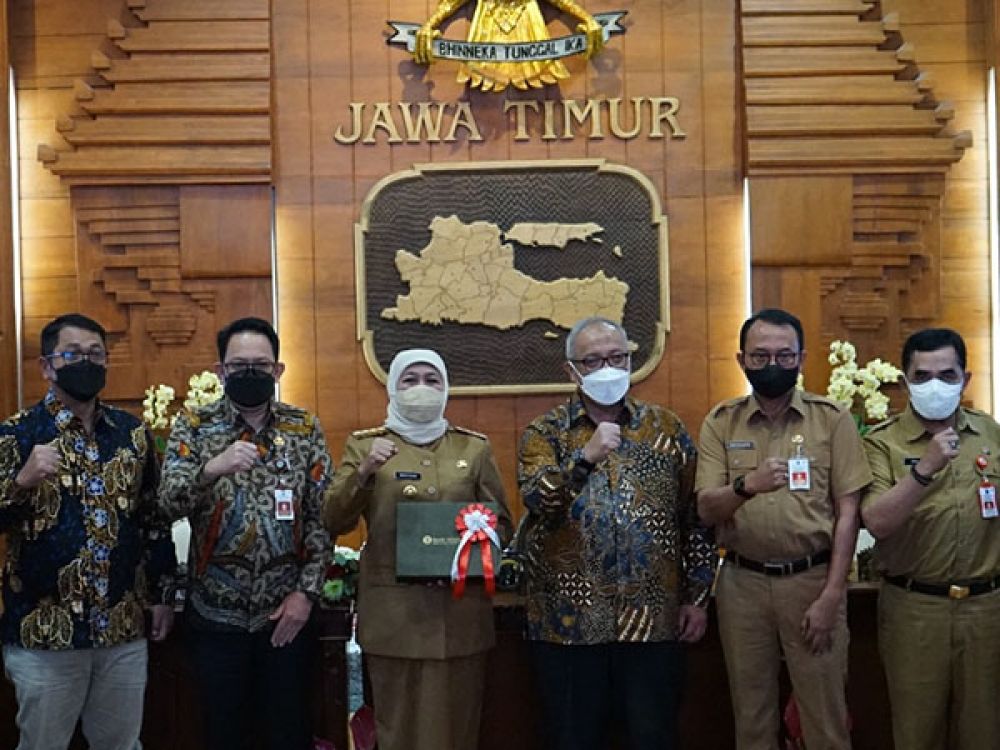 Gubernur Jawa Timur Khofifah Indar Parawansa bersama Sekdaprov Jawa Timur, Kepala Perwakilan Bank Indonesia Provinsi Jawa Timur, Bupati Mojokerto, Bupati Gresik beserta Organisasi Perangkat Daerah di Gedung Negara Grahadi, Surabaya seusai mengikuti Rakor 