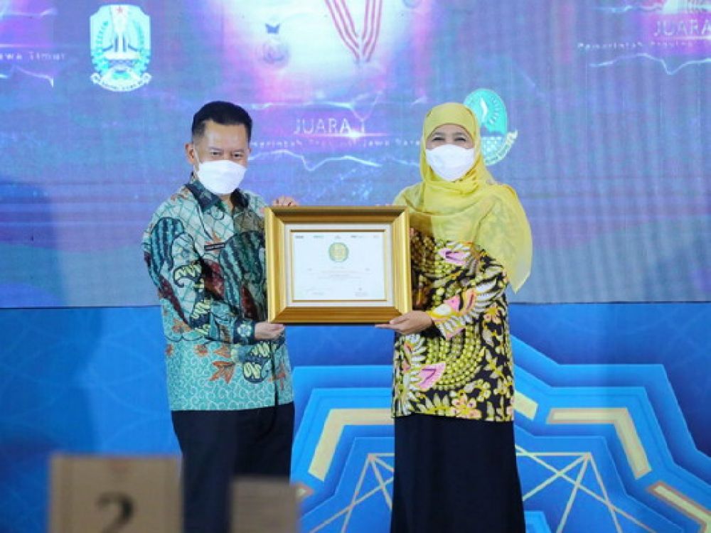 Gubernur Khofifah saat menerima penghargaan.