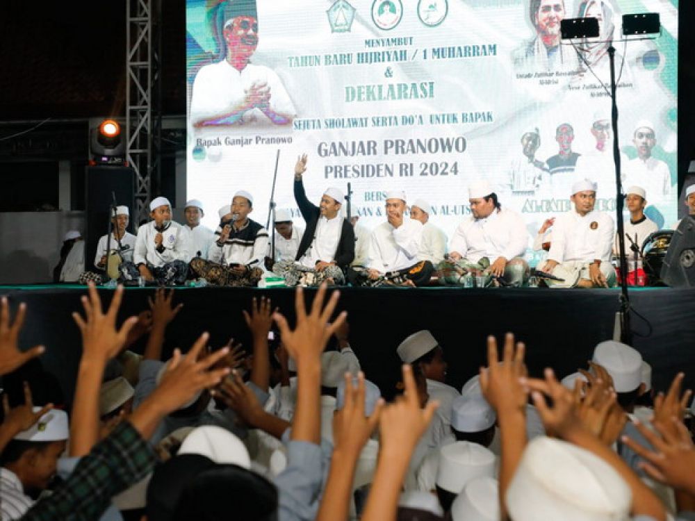 Forum Silaturahmi Kiai Kampung se-Indonesia atau FOSKKASI mendeklarasikan Ganjar Pranowo sebagai Presiden 2024 di Yayasan Pendidikan dan Pesantren Al-Utsmany, Jatipurwo, Surabaya, Jawa Timur, Jumat (29/7/22).