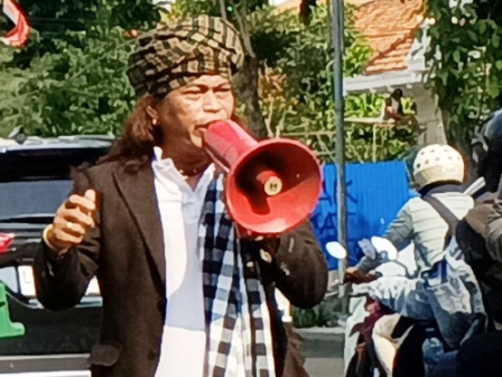 Foto Taufik Hidayat unjuk rasa di depan Gedung Grahadi