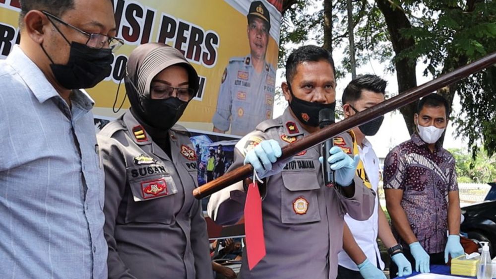 Wakapolres Lombok Tengah, Kompol Tamiana saat menunjukkan barang bukti kasus pembunuhan dan percobaan perampasan.