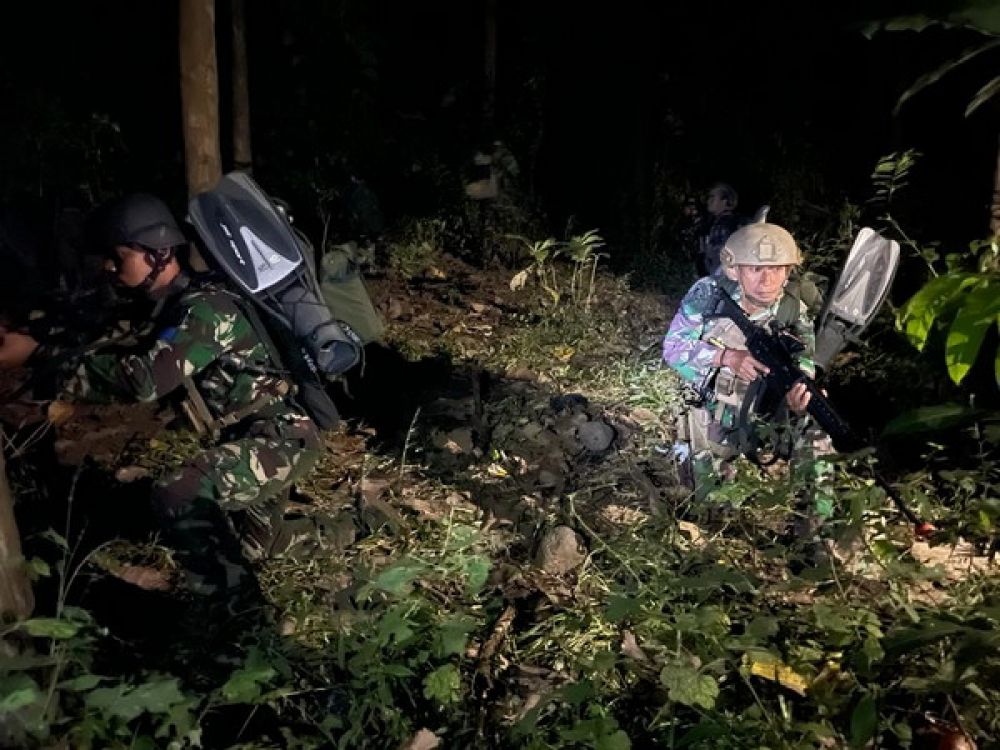 Prajurit Kopaska Koarmada II saat di hutan Selogiri.
