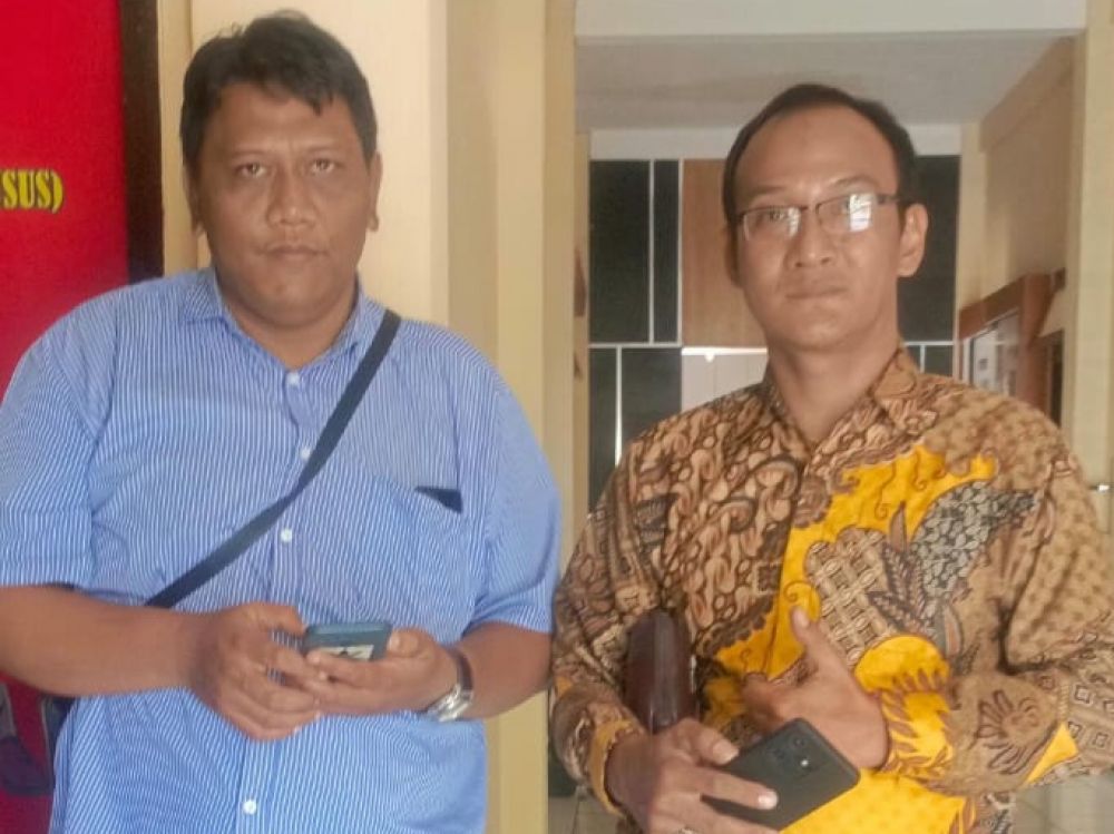 Kuasa hukum korban pembelian perumahan abal -abal bersama staf.