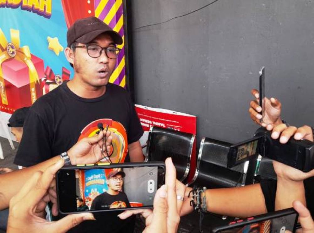 Subadri Arifqi warga Jonggol saat diwawancara wartawan