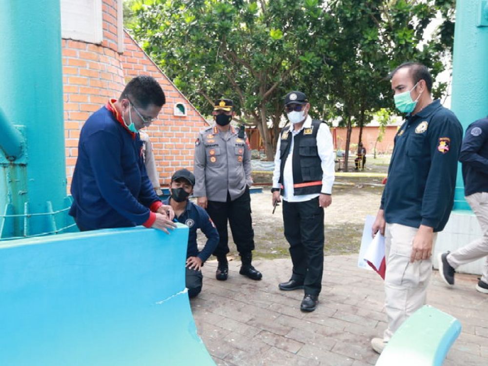 Tim Labfor Polda Jatim saat olah TKP di Kenjeran.