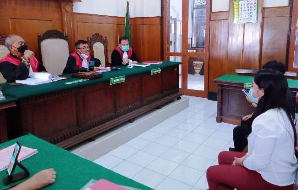 Lesbian Pecemburu Dihukum 2 Bulan Penjara