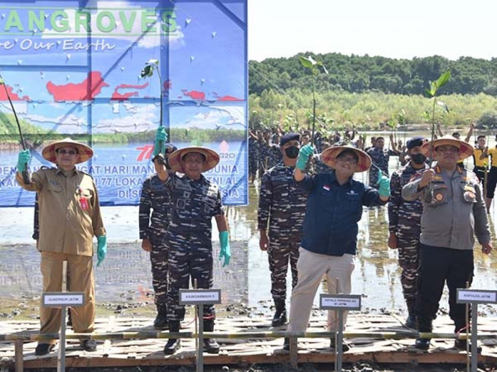Seremoni penanaman pohon mangrove di lahan penanaman mangrove Semampir Baru DBAL Ujung Surabaya.