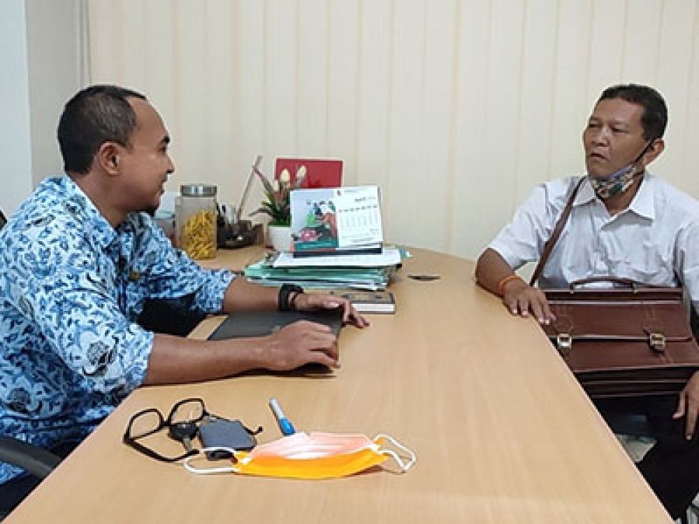 Mantan Ketua DPRD Anwar Sholeh saat di Humas Pemkab Bojonegoro.