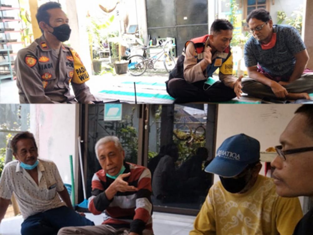 warga saat berdialog dengan Polisi