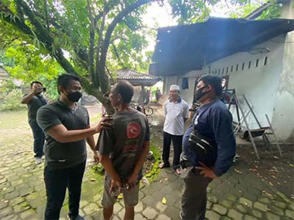 Proses penangkapan terduga pelaku penyalahgunaan Narkoba.