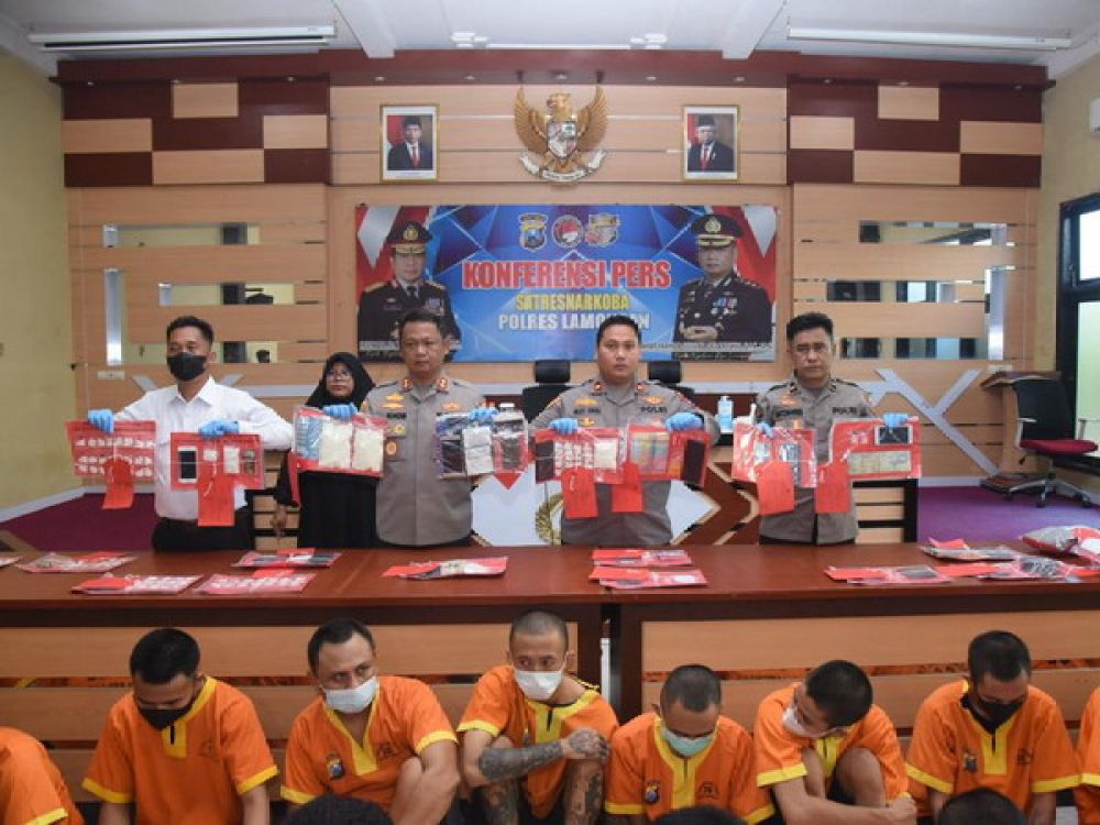 Kapolres Lamongan saat merilis 28 tersangka penyalahgunaan Narkoba berikut barang bukti yang diungkap dalam 3 bulan terakhir.