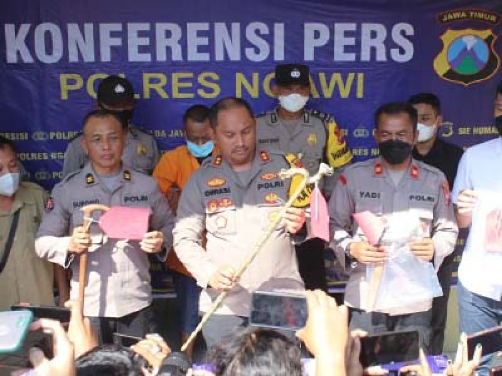 Kapolres Ngawi AKBP Dwiasi Wiyatputera saat merilis tersangka dukun cabul.