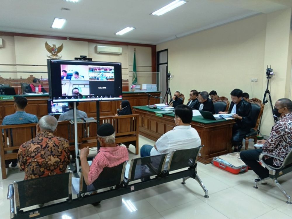 Nisa Rusmita (jilbab hitam) bersaksi di PN Tipikor Surabaya