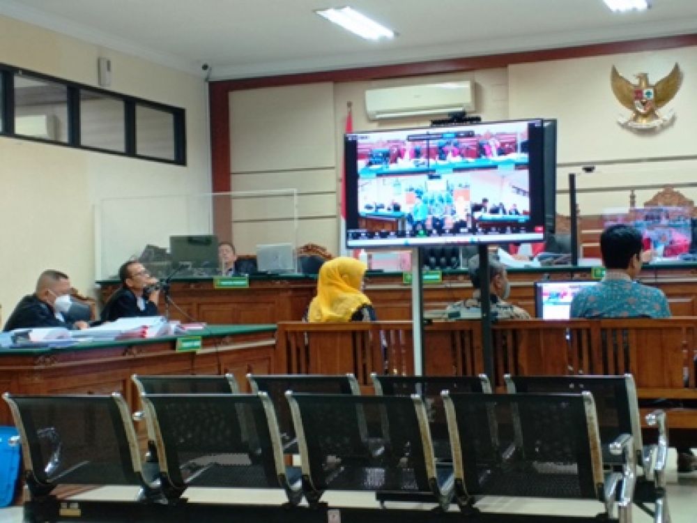 (dari kiri) Laily Agustin, Fatihul Faizun, Dwi Hary Soeryadi