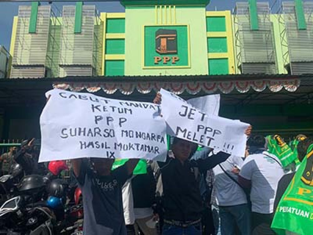 Aksi Front P3 di depan Kantor DPW PPP Jatim.