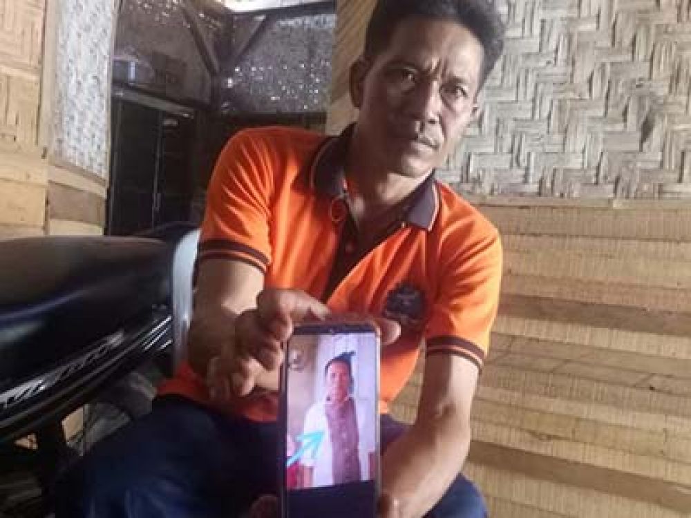 Eko Ketua RT 002, Dusun Kampung Baru, Desa Sidosari, Lampung Selatan, Provinsi Lampung menunjukan foto Yaji (70) Pria Lansia yang mengakhiri hidup dengan cara bunuh diri karena diduga tidak kuat menderita penyakit komplikasi yang dideritanya.
