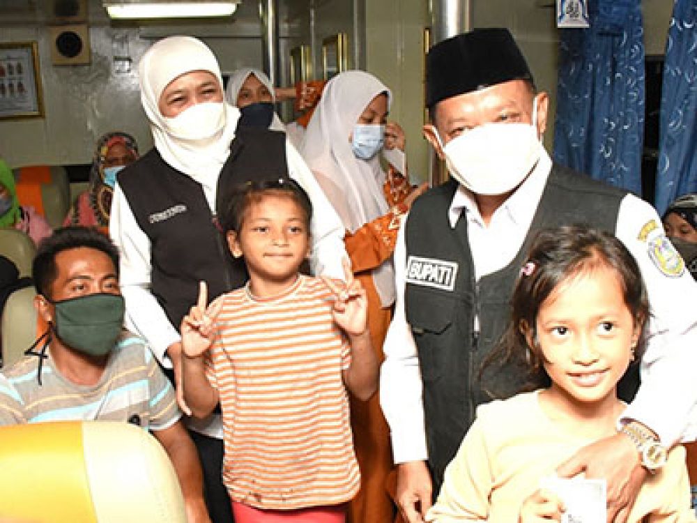 Gubernur Khofifah bersama Bupati Situbondo Karna Suswandi.