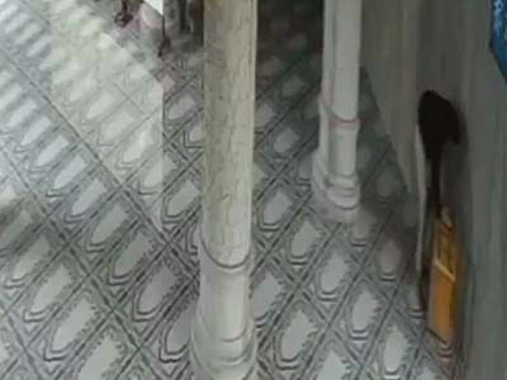 Aksi Pencurian Kotak Amal Masjid Terekam CCTV