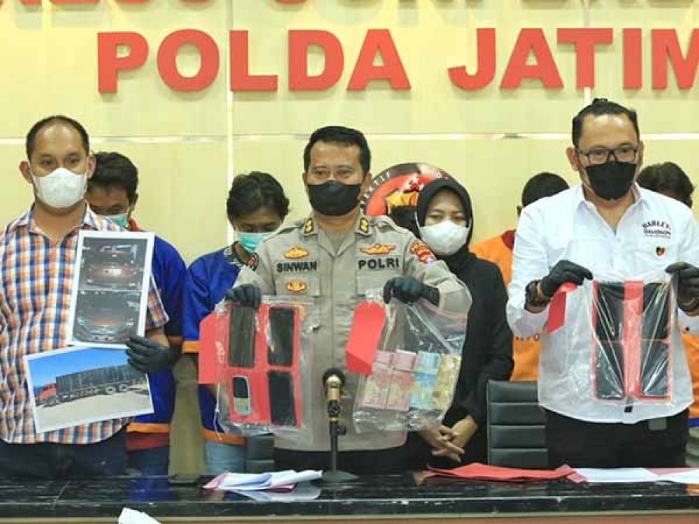 Kasubid Penmas AKBP Sinwan bersama Sub Dit Jatanras Polda Jatim merilis tersangka penggelapan gula berikut barang bukti.