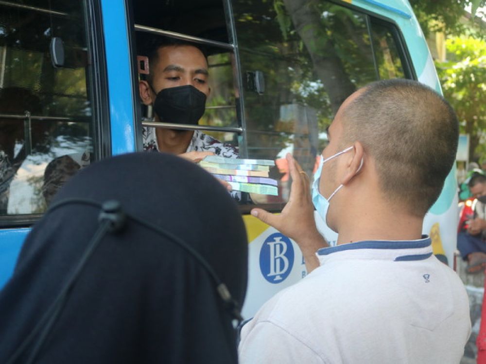 Situasi penukaran uang baru di NTB.