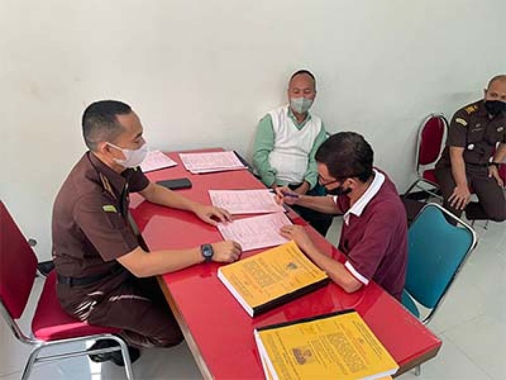 Kejari Surabaya saat menerima penyerahan tersangka William Cornelius dkk dari Bareskrim Mabes Polri.