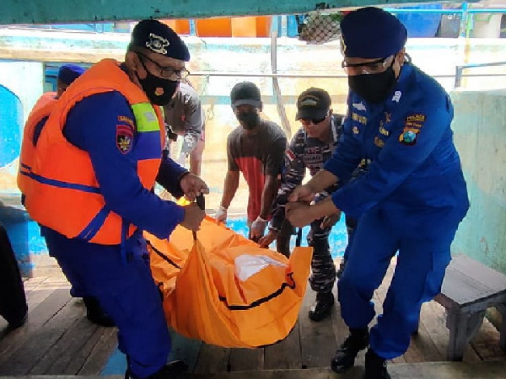 Proses evakuasi jenazah Lilik Nur Kapit dari KM Rahmatika oleh Sat Pol Airud Polres Probolinggo.