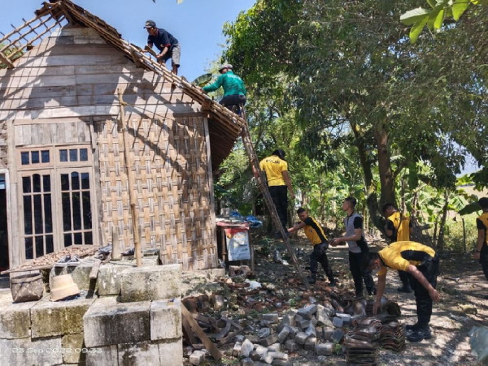 Petugas Gabungan Bojonegoro Bantu Perbaiki Rumah Warga Kabalan