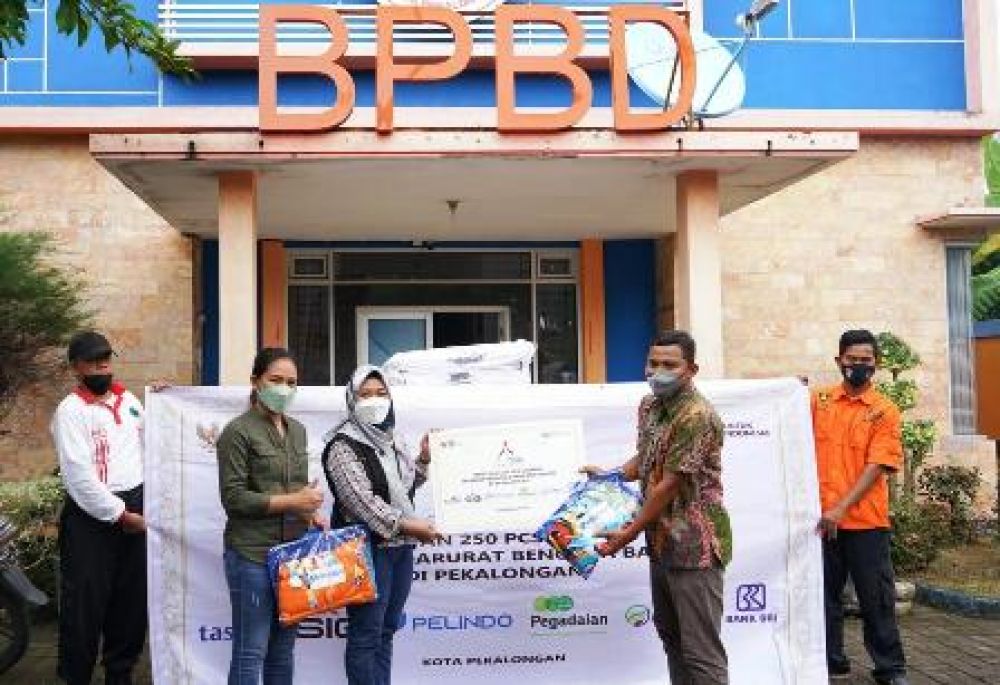 Warga Pekalongan Dapat Ratusan Selimut dari Pelindo