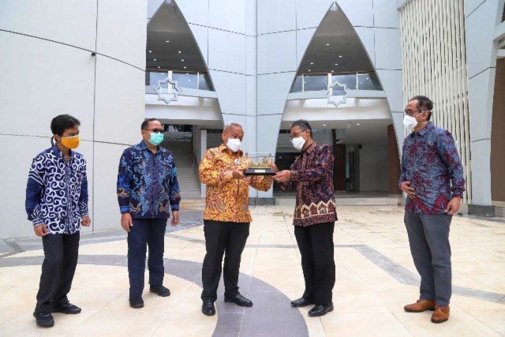 PT Pelindo III Beri Bantuan Masjid UGM Rp 5 Miliar