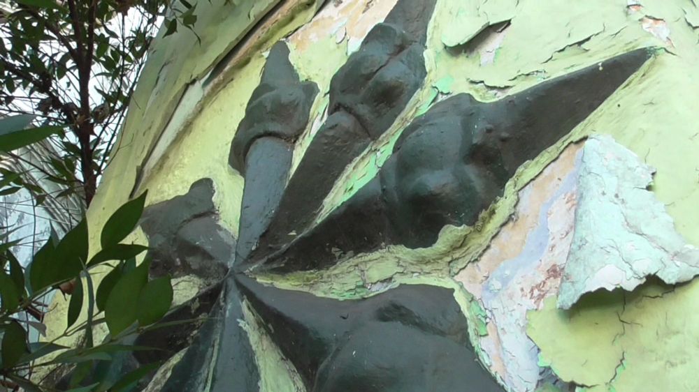 Relief Cengkeh di Gapuro Makam Sunan